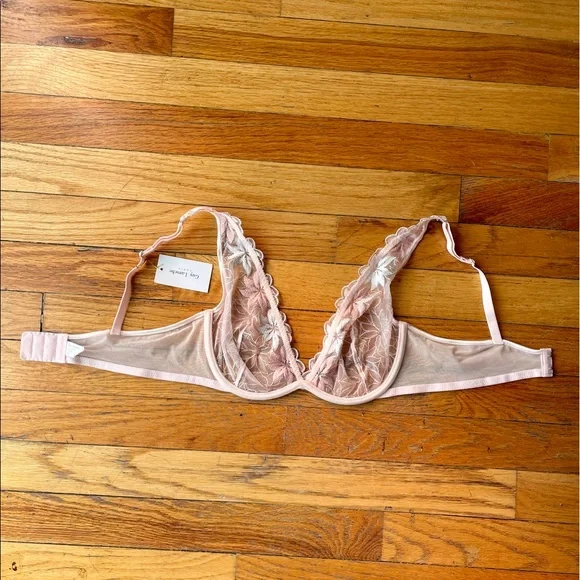 🐩💋Guy Laroche Paris 💋🐩 - Unlined High Apex Embroidery Bra - NWT - 34C - Picture 4 of 5